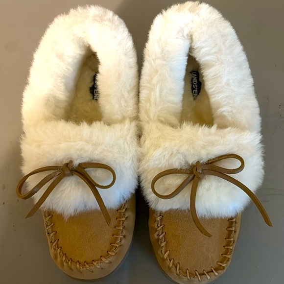 Lands' End Shoes - NWOT Lands End Fluffy Lined Indoor Outdoor Moccasin Slippers size 7